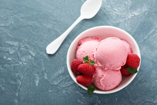 Raspberry ice cream in white bowl — Stock Photo, Image