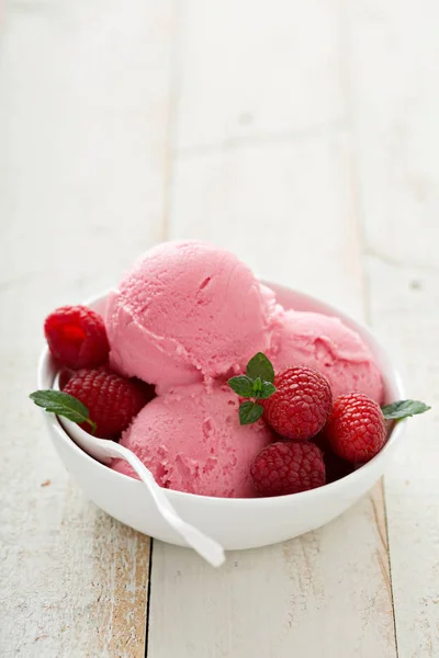 Raspberry ice cream in white bowl — Stock Photo, Image