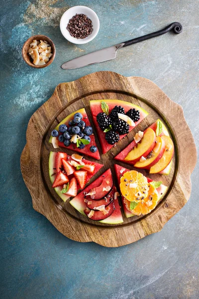 Watermeloen pizza met verschillende fruts — Stockfoto