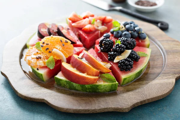 Wassermelonen-Pizza mit verschiedenen Fruts — Stockfoto