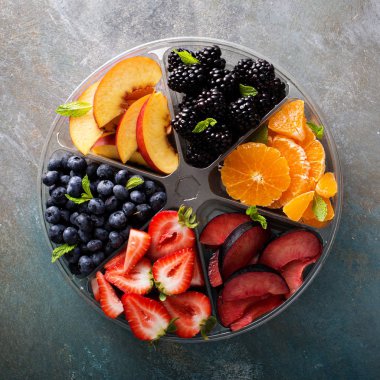 Çeşitli meyve ve çilek bir plaka üzerinde