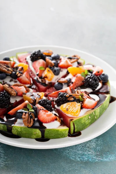 Pizza de melão com iogurte e frutas — Fotografia de Stock