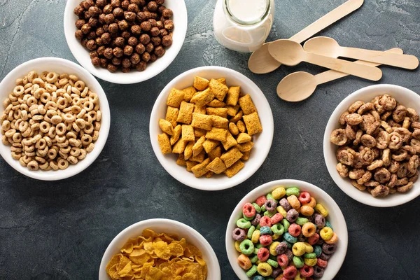 Varietà di cereali freddi in ciotole bianche — Foto Stock