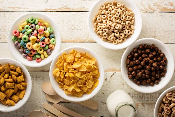 Variedad de cereales fríos en tazones blancos —  Fotos de Stock