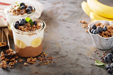 Çikolata chia puding muz dilimleri ile