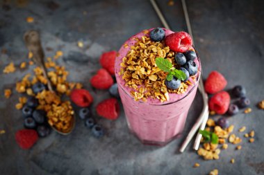 Berry smoothie uzun bardak