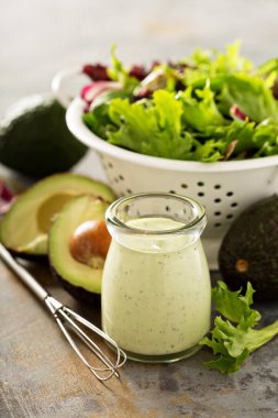 Küçük kavanoza avokado çiftlik sosu