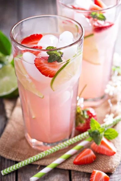 Strawberry lime lemonade in tall glasses — Stock Photo, Image