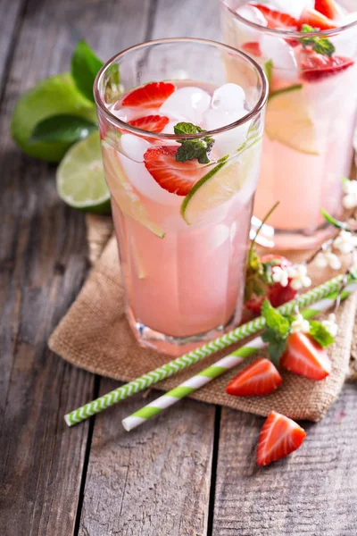 Strawberry lime lemonade in tall glasses — Stock Photo, Image