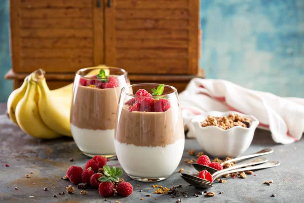 Banana e iogurte de chocolate parfait — Fotografia de Stock