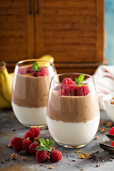 Banan och choklad yoghurt parfait — Stockfoto