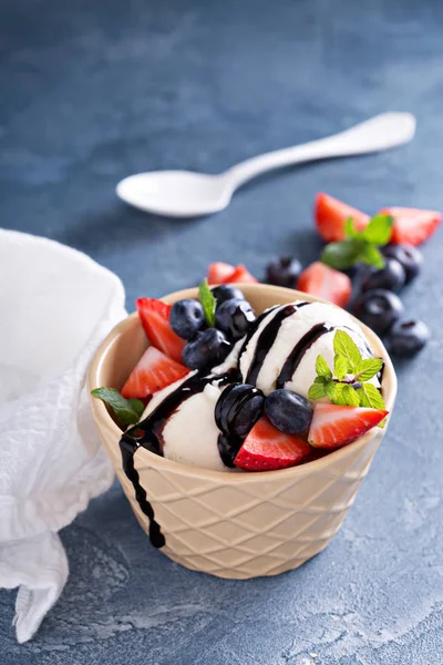 Vanilková zmrzlina s ovocem a čokoládovou polevou — Stock fotografie
