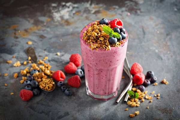 Berry smoothie w wysokiej szklance — Zdjęcie stockowe