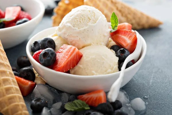 果実とバニラアイス クリーム — ストック写真