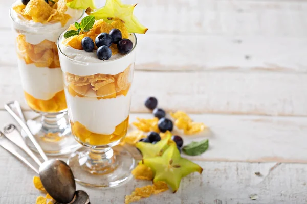 Yogurt cereal parfait with mango — Stock Photo, Image
