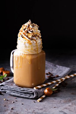 Karamel latte krem şanti ile buzlu
