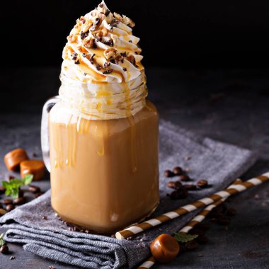Karamel latte krem şanti ile buzlu