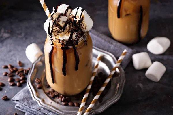 Café helado con malvavisco tostado — Foto de Stock