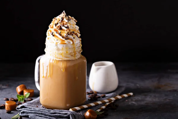 Karamell iced latte med vispad grädde — Stockfoto