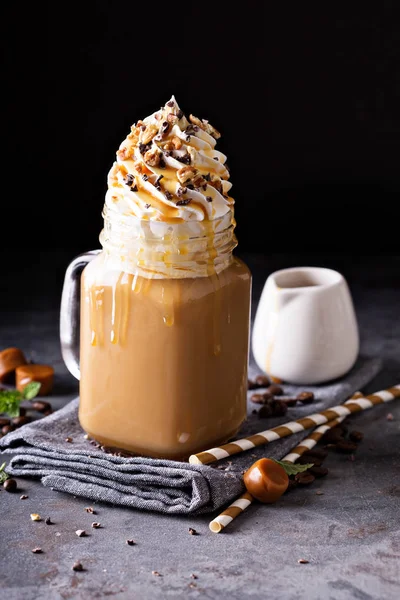 Karamel ledové latte se šlehačkou — Stock fotografie