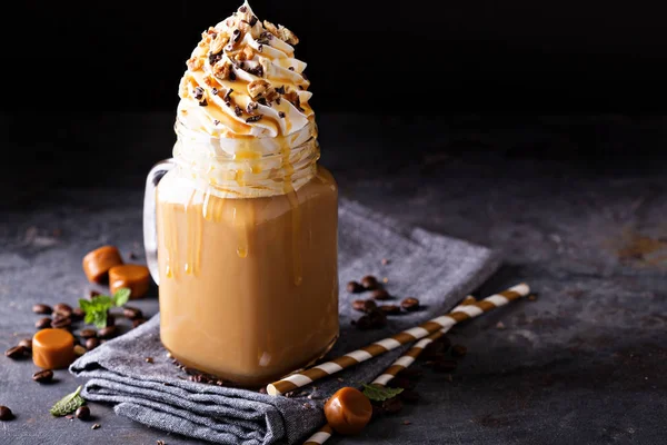 Karamell iced latte med vispad grädde — Stockfoto