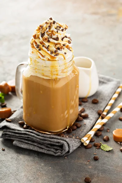 Latte gelado de caramelo com chantilly — Fotografia de Stock