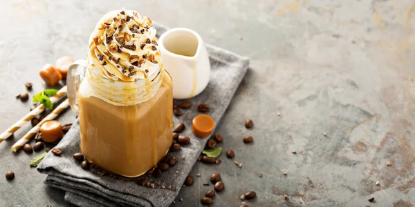 Latte glacée au caramel avec crème fouettée — Photo