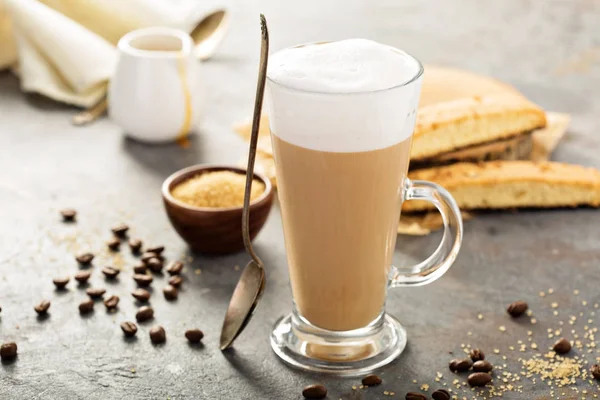 Warme koffie latte met biscotti cookies — Stockfoto