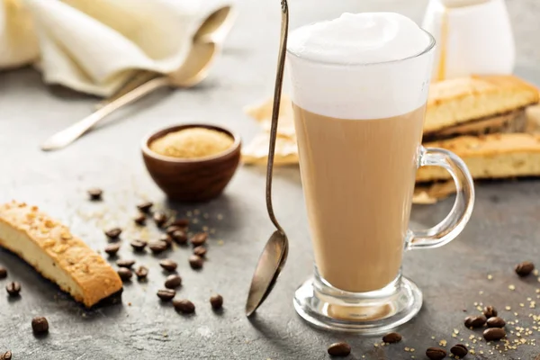 Horká káva latte s biscotti sušenky — Stock fotografie