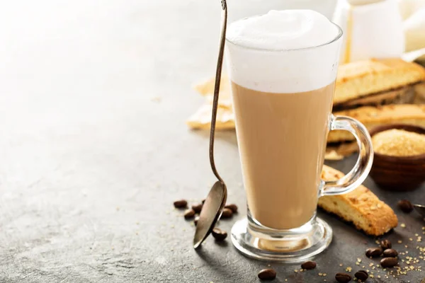 Café con leche caliente con galletas de biscotti — Foto de Stock