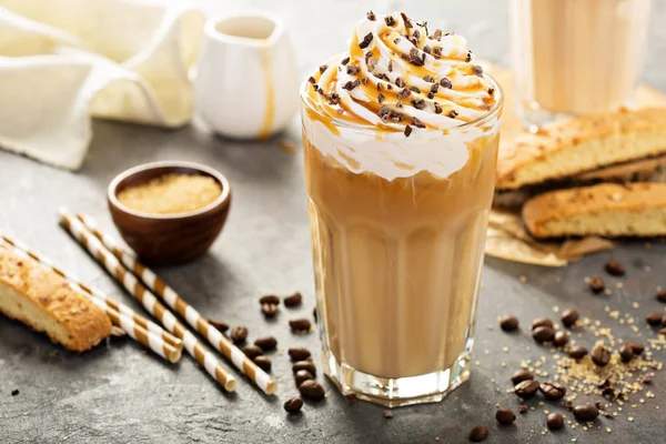 Iced caramel latte kaffe i ett högt glas — Stockfoto