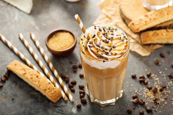 Café con leche de caramelo helado en un vaso alto —  Fotos de Stock