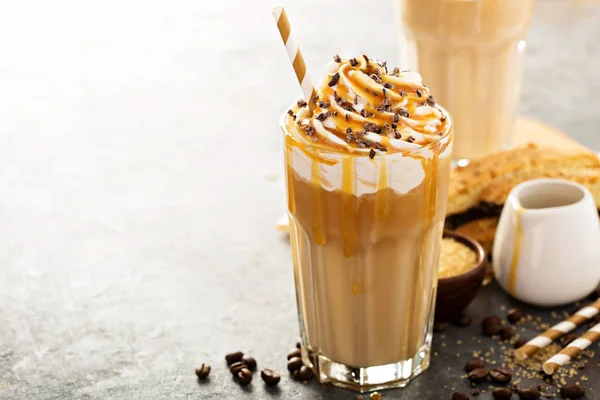 Geeister Karamell-Latte-Kaffee in einem hohen Glas — Stockfoto