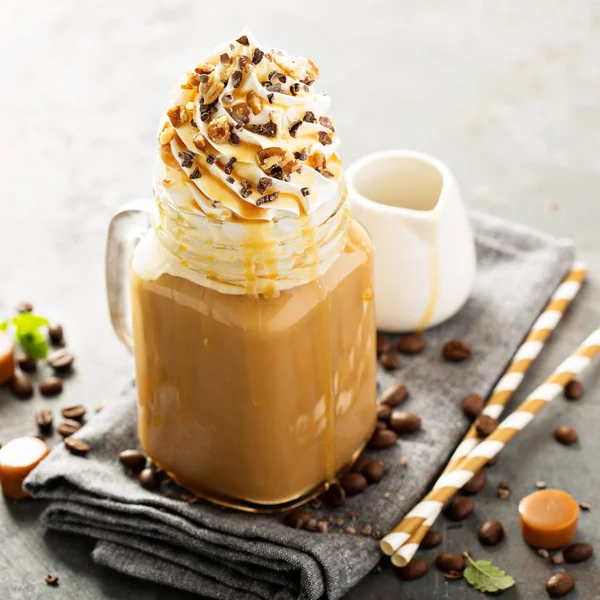 Karamel es latte dengan krim kocok — Stok Foto