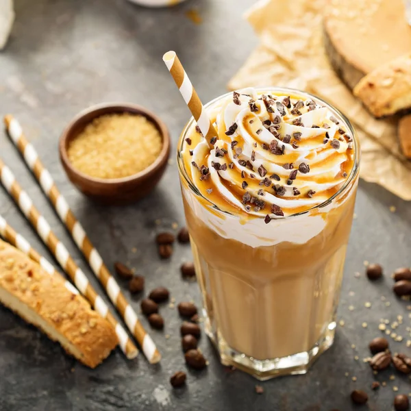 Café con leche de caramelo helado en un vaso alto — Foto de Stock