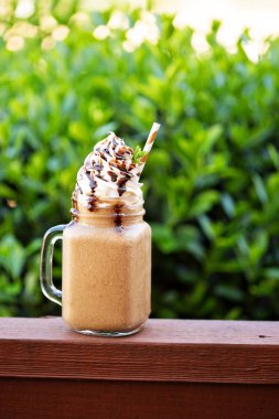 Çikolata frappe dışında krem şanti ile kahve