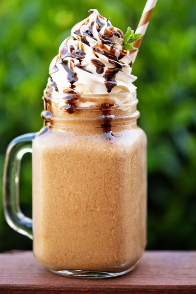 Schokoladenfrappenkaffee mit Schlagsahne draußen — Stockfoto