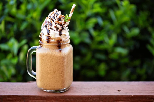 Cokelat frappe kopi dengan krim kocok di luar — Stok Foto