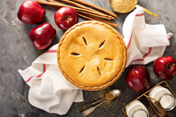 Tarta de manzana en una caja de madera — Foto de Stock