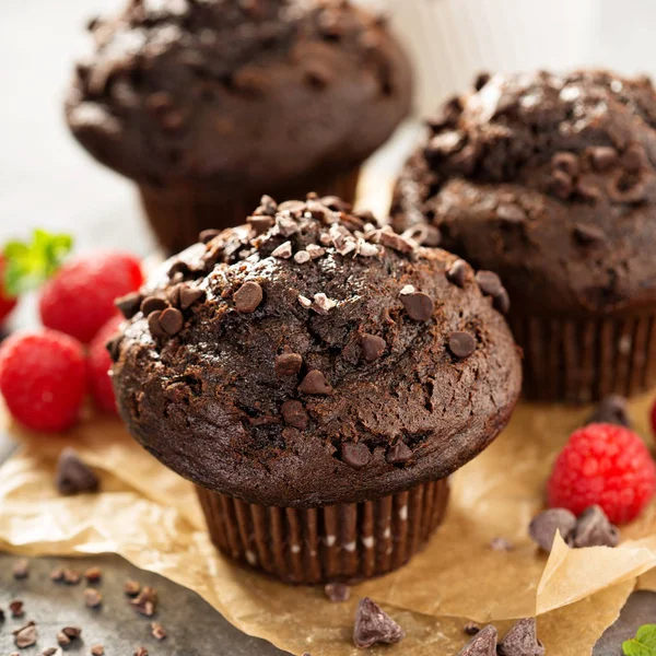 Dubbele chocolade muffins met frambozen — Stockfoto