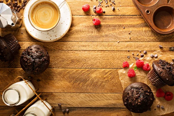 Muffin al cioccolato doppio con lampone — Foto Stock