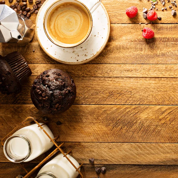 Muffins de chocolate duplo com framboesa — Fotografia de Stock