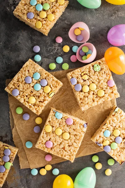 Rice krispies treats with candy — Stock Photo, Image