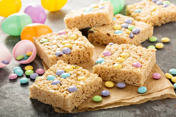 Rice krispies treats with candy — Stock Photo, Image