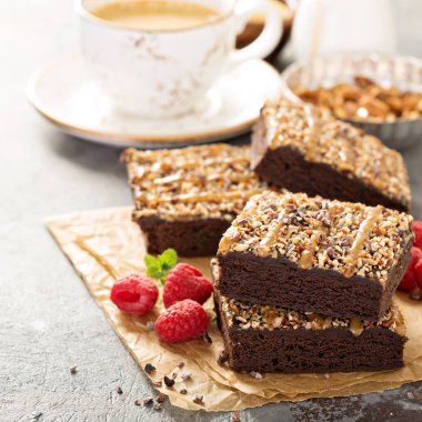 İle fındık ve Karamel dolgulu kek