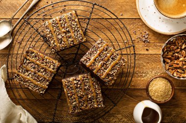 İle fındık ve Karamel dolgulu kek