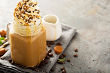 Karamel latte krem şanti ile buzlu