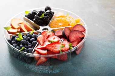 Çeşitli meyve ve çilek bir plaka üzerinde