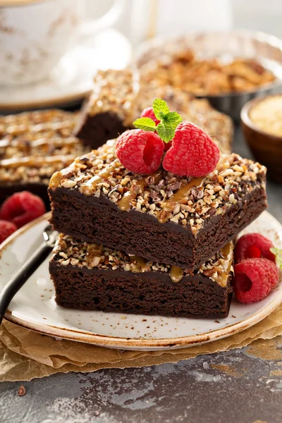 Fudgy brownies con noci e caramello — Foto Stock