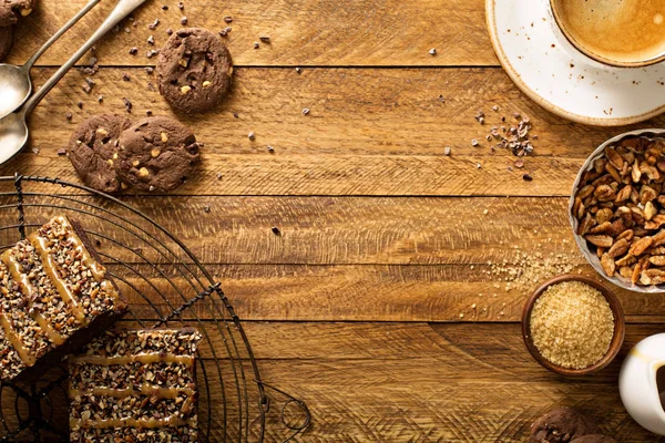 Fudgy brownies met noten en karamel — Stockfoto